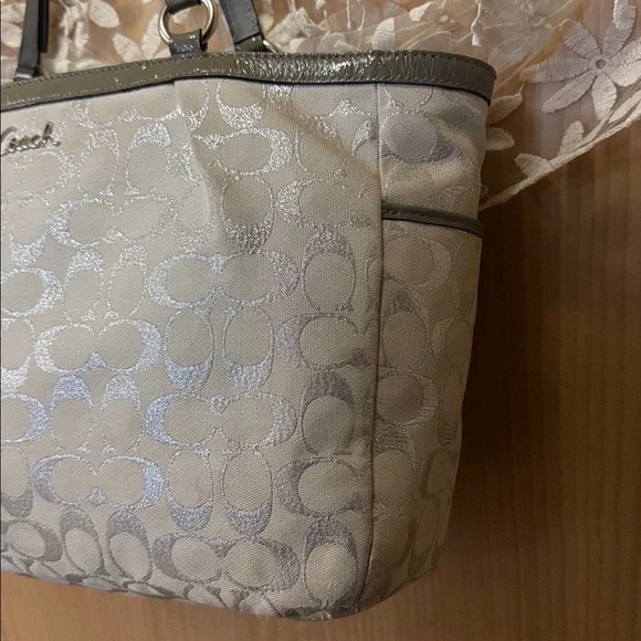 EUC COACH purse. Flawless inside and out. Straps adjustable on both sides. Badge - Picture 6 of 16